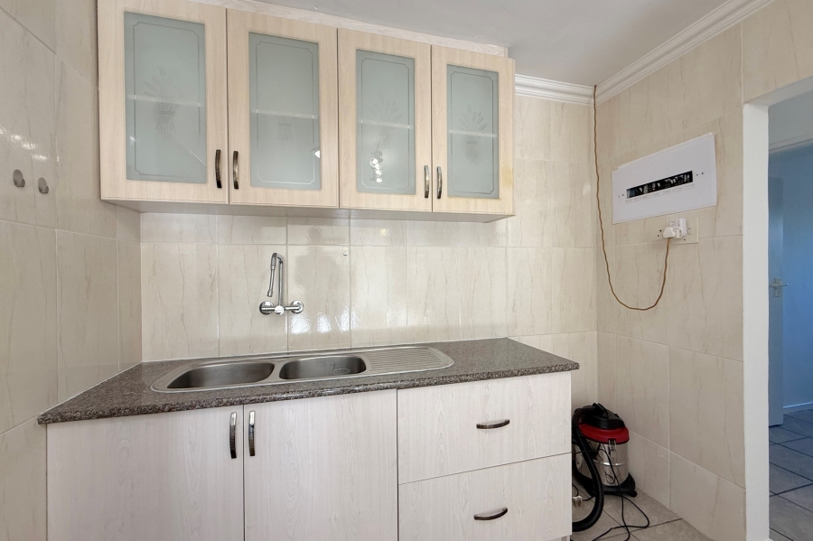 To Let 2 Bedroom Property for Rent in Oakglen Western Cape